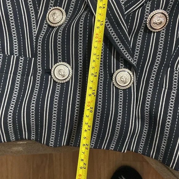 Beautiful, vesace blazer, no lowballs - Picture 7 of 12